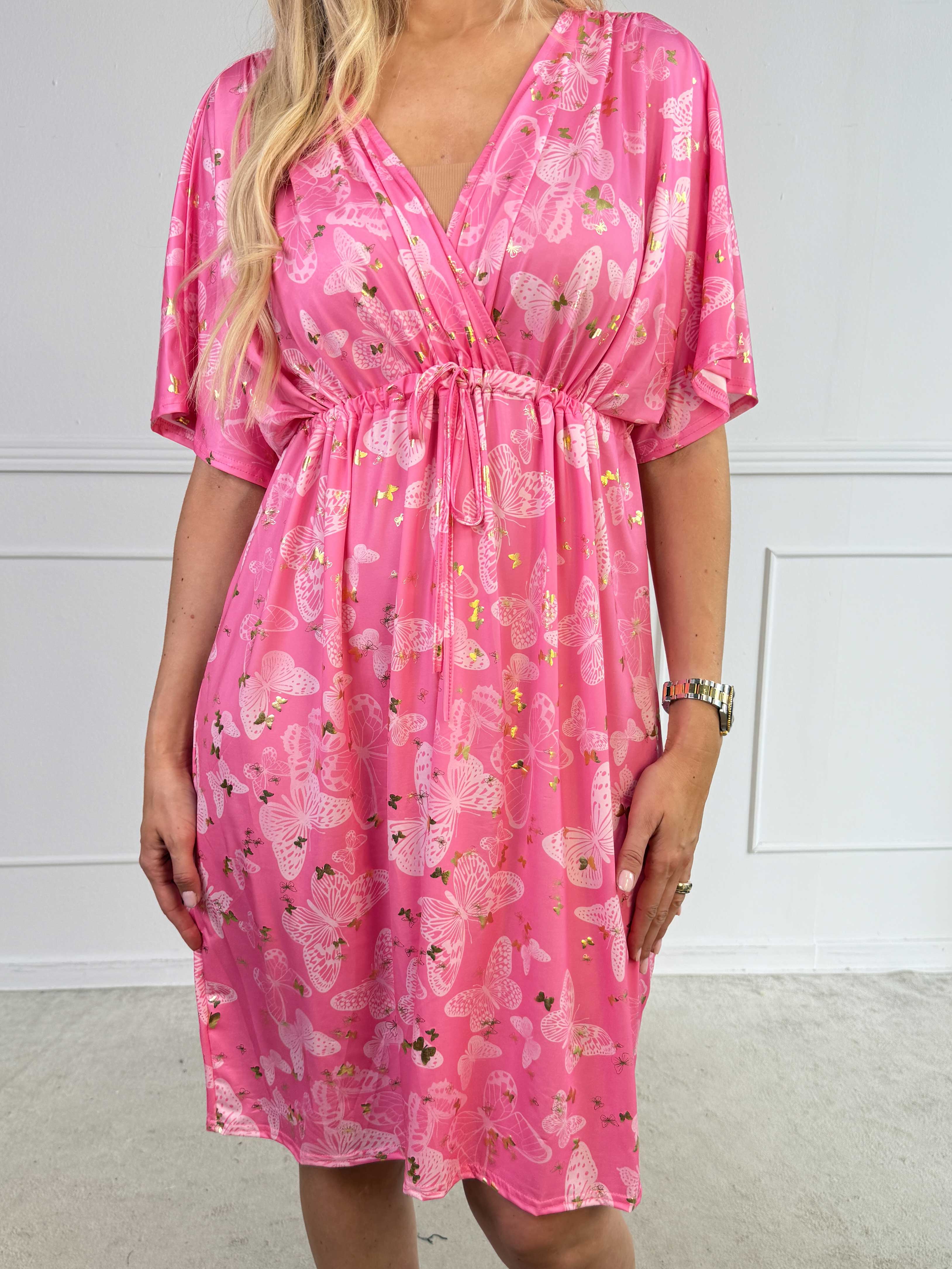 Nicolina Butterfly Short - Plus size kjole med sommerfugleprint og snøre under brystet